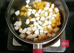 Illustration of how to make loquat and pear water (baby food supplement) 4