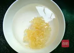 Illustration of how to make red dates and white fungus soup 2