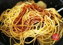 Illustration of how to make braised noodles with potatoes, beans, kelp and beef 5