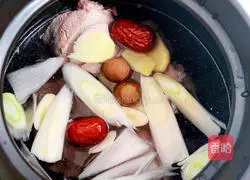 Illustration of how to make Poria Pork Bone and Dampness Removing Soup 6