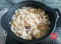 Illustration of how to use Xiaodiao pear soup to reduce noise and moisturize the throat 6