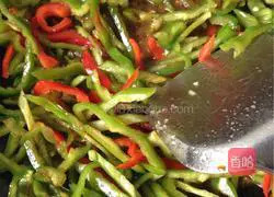 Illustration of how to stir-fry shredded pork with chili 8