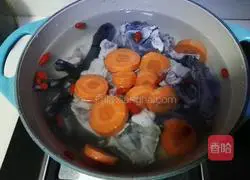 Illustration of how to make radish, wolfberry and black-bone chicken soup 5