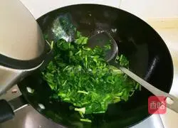 Illustration of how to make spinach soup with shredded pork and vegetable oil 7