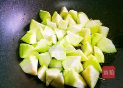 Illustration of how to make loofah, tofu and fungus soup 4