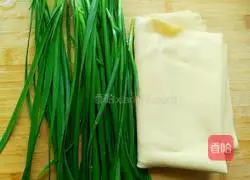 Chives Illustration of how to make fried tofu skin 1