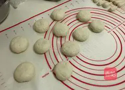 Illustration of how to make mushroom and bean paste buns 6