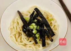 Illustration of how to make noodles with scallion oil 6