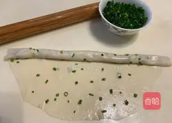 Hot noodles Illustration of how to make scallion pancakes 8