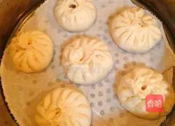 Celery and beef Illustration of how to make steamed buns 9