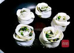 Fried Dumplings with Chives, Shrimp and Rosette#New Year's Eve Dinner Recipe Illustration 10