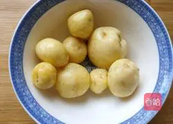 Illustration of how to make small potato and snowfish pancakes 1