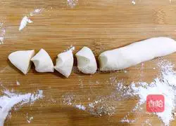 Illustration of how to make celery and pork dumplings 12