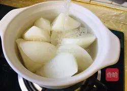 Illustration of how to simmer radish in chicken soup 5