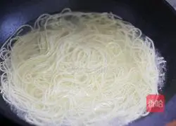 Illustration of how to make green pepper and egg noodles 5