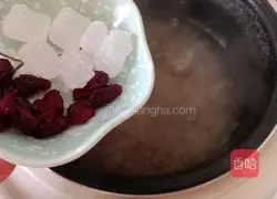 Illustration of how to make peach gum, lotus seeds and tremella soup (beauty and beauty) 11