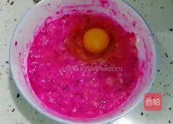 Illustration of how to make banana and dragon fruit egg pancake 2