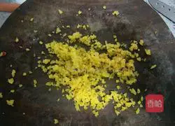 Illustration of how to make cucumber and egg pancakes 3