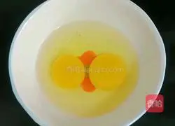 Illustration of how to make loofah, mushroom and egg drop soup 1