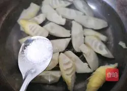 Illustration of how to make spring bamboo shoots and pork ribs soup 5