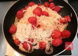 Illustration of how to make fried noodles with small tomatoes 11