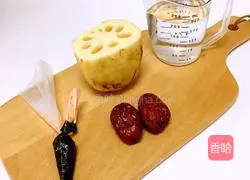 Illustration of how to make red date and lotus root soup 1