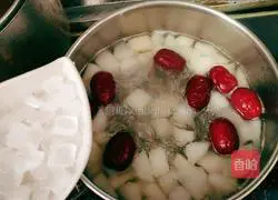 Illustration of how to make stewed pears with milk, red dates and papaya 11