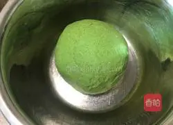 Illustration of how to make vegetable juice and strawberry steamed buns 4