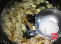 Illustration of a new nutritious way to eat instant spicy spicy soup 8