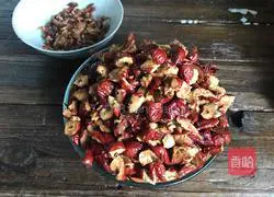 Illustration of making ginger jujube tea 1