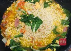 Illustration of how to make instant noodles with assorted vegetables 8