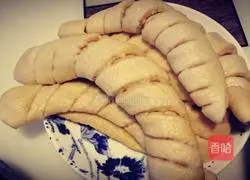 Illustrations of how to make two-color caterpillars 10