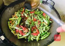 Illustration of how to make steamed noodles with lean meat and plum beans 12