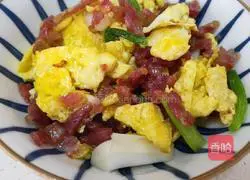 Illustration of how to make sausage and scrambled eggs 5