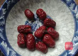 Illustration of how to make peach gum and white fungus soup 3