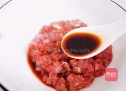 Illustration of how to make shredded radish beef pie 5