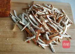 Illustration of how to mix three shredded silkworms 1