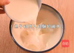 Illustration of how to make strawberry milk tea 2