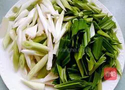 Illustration of how to stir-fry bacon with garlic sprouts 2