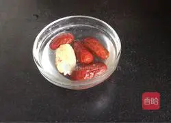 Illustration of how to make fresh peach rock sugar water 1