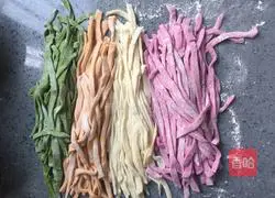 Illustration of how to make colorful hand-rolled noodles 14