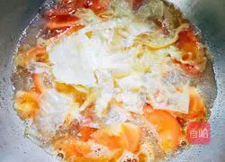 Illustration of how to make tomato, egg and tofu skin soup 8