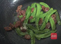 Illustration of how to make fried snow peas with sausage 7