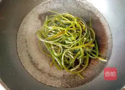 Illustration of how to make cold kelp shreds 2