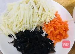 Illustration of how to make tomato and enoki mushroom soup 1