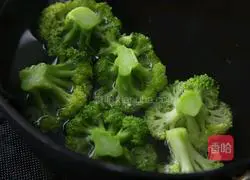 Illustration of how to make broccoli soup 2