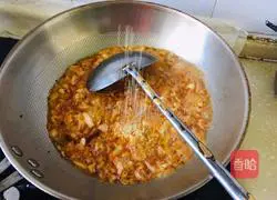 Illustration of how to make pickled cabbage and mutton noodles 7