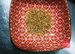 Illustration of how to make sweet-scented osmanthus and bayberry drink 3