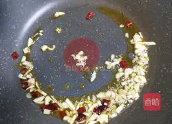 Illustration of how to make braised noodles with poached eggs 2