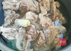 Illustration of how to make a bowl of hot soup 3